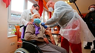 101-jährige Bewohnerin eines Seniorenheims in Halberstadt wird gegen Corona geimpft