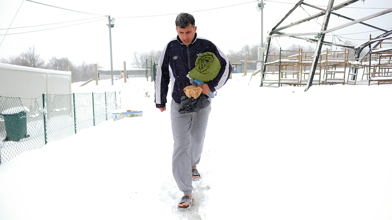 Bosnia, migranti a piedi nudi nella neve: "Aiutateci o moriamo"