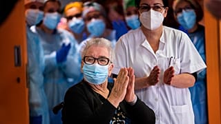Josefa Perez, 89 ans, applaudit après avoir été vaccinée contre le Covid-19, le 27 décembre 2020, à Barcelone, Espagne