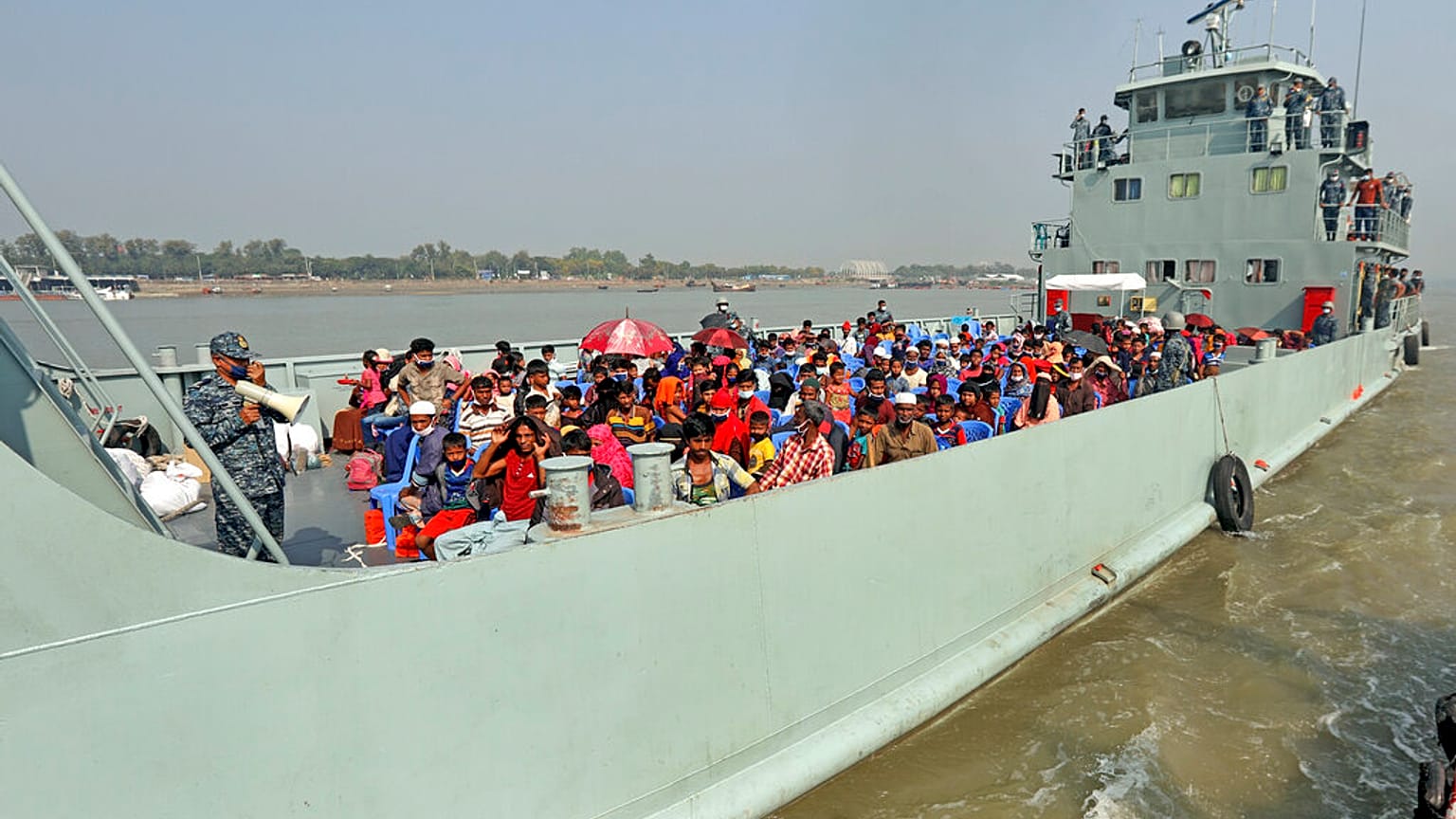 Bangladeş, Myanmar'dan kaçan Arakanlı Müslümanların ikinci grubunu 'güvensiz' adaya taşıyacağını duyurdu