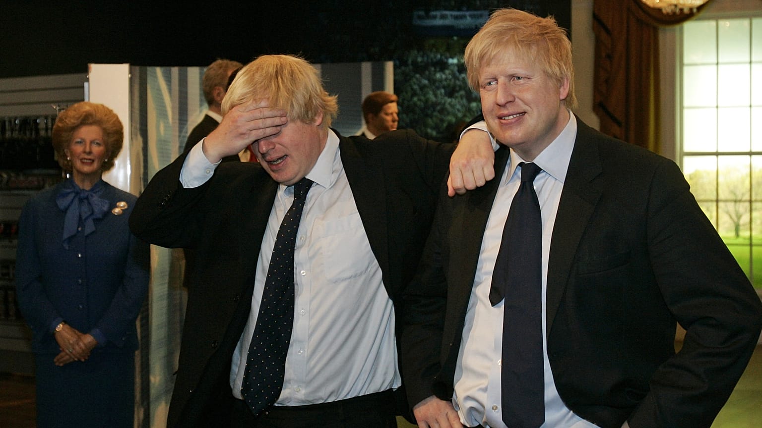 Boris Johnson saját viaszfigurájával pózol a Madam Tussauds múzeumban 2008-ban  