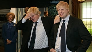 Boris Johnson saját viaszfigurájával pózol a Madam Tussauds múzeumban 2008-ban  