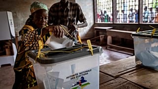 Tensa calma en las elecciones en República Centroafricana entre amenazas de violencia