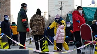 Pekingi lakosok koronavírus-tesztre várva sorakoznak.