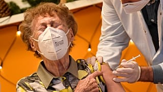 Una residente de un asilo en Colonia, Alemania, el domingo 27 de diciembre de 2020, al recibir la vacuna. 