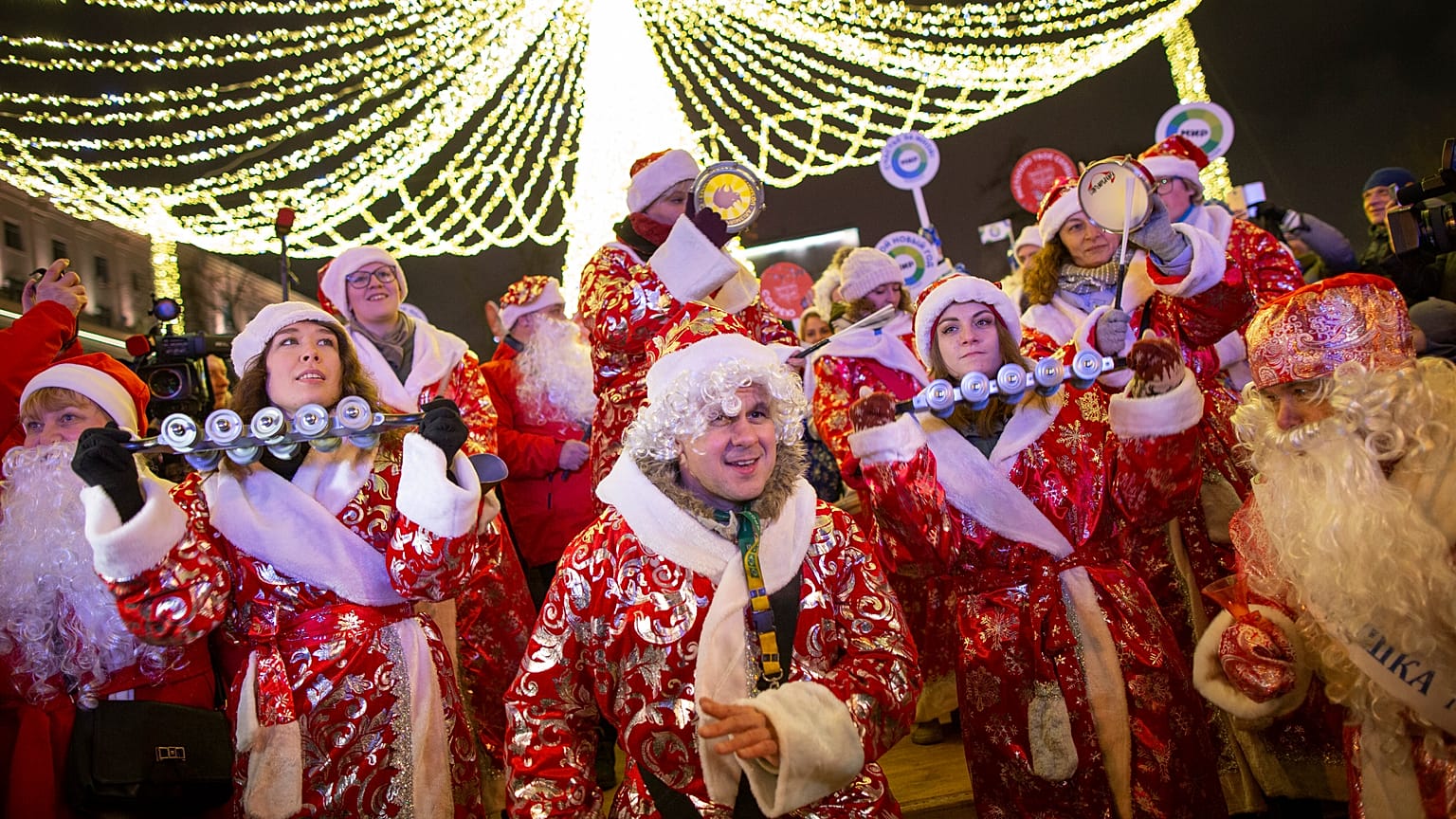 Trotz Covid-Gefahr in Russland: Väterchen Frost darf mit Kindern feiern