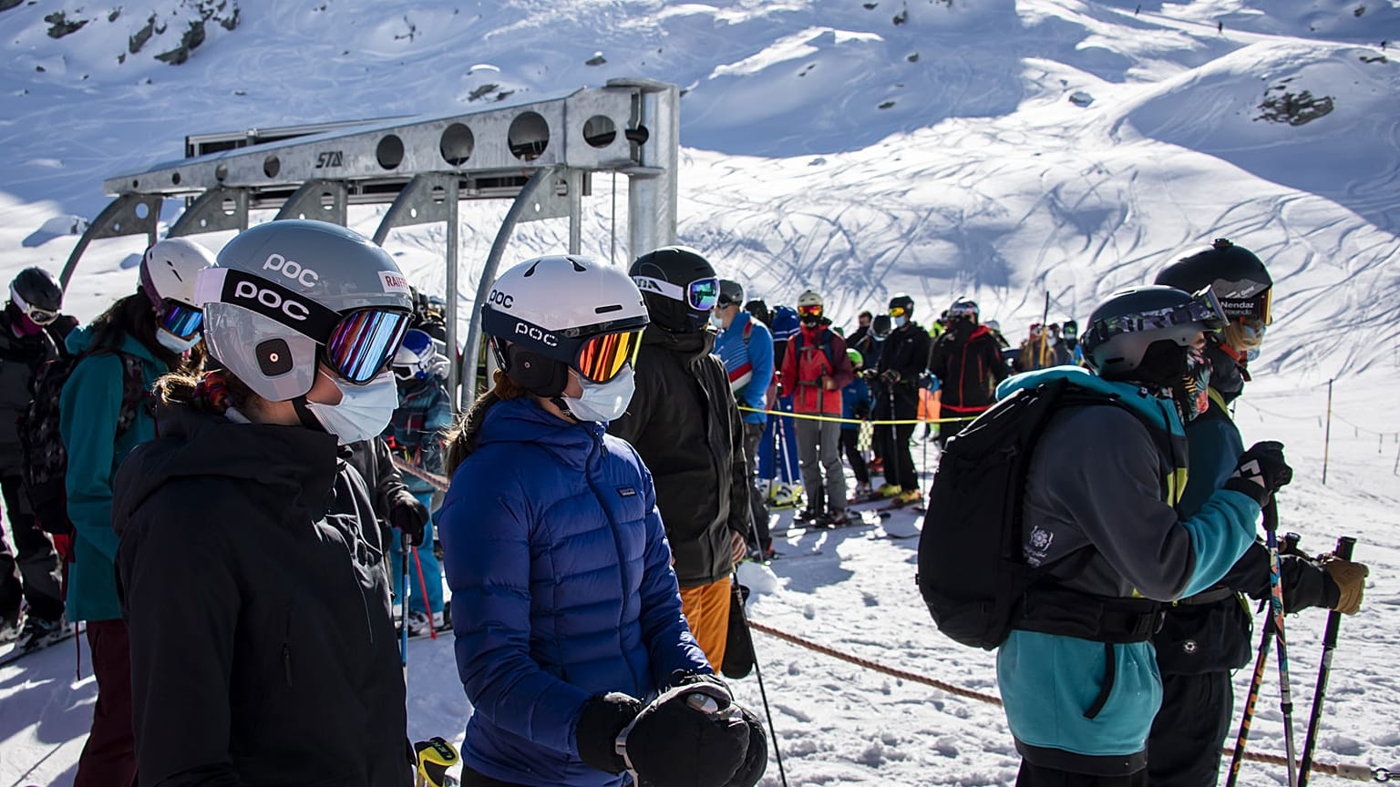 Archives : des skieurs dans la station de Verbier, le 30 octobre 2020