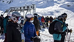 Archives : des skieurs dans la station de Verbier, le 30 octobre 2020