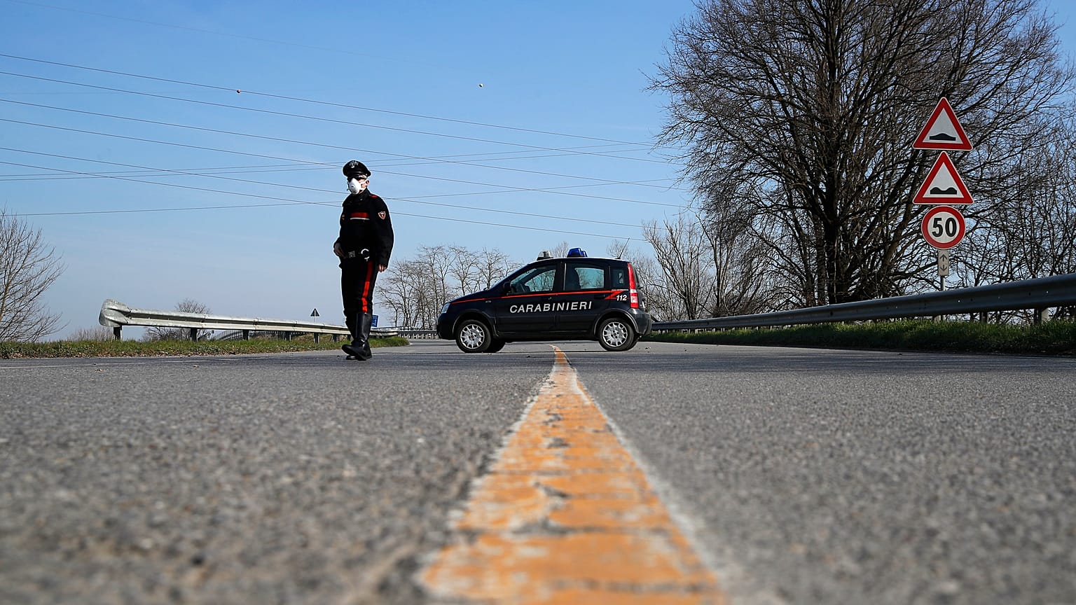 Photo d'archives - 24/02/2020 : la police tente d'isoler la ville de Codogno en Lombardie, où le 1er cas de Covid-19 a été constaté.