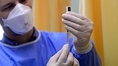 A Pfizer-BioNTech vakcinájával oltják az egészségügyi dolgozókat a Dél-pesti Centrumkórházban.