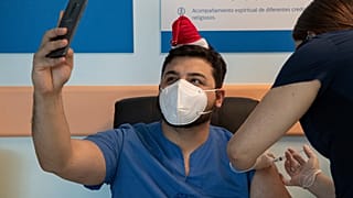 Şili'de Covid-19 aşısı olan bir kişi 