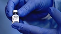 A Pfizer/BioNTech-vakcina beadásának előkészítése egy németországi idősotthonban