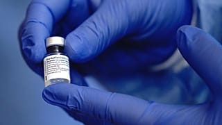 A Pfizer/BioNTech-vakcina beadásának előkészítése egy németországi idősotthonban