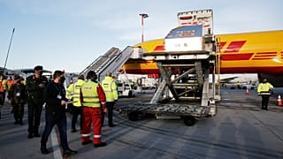 Το φορτίο με τα 83.850 εμβόλια φτάνει στην Αθήνα
