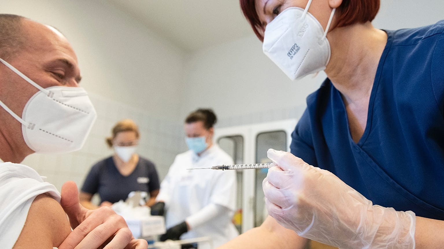 Leszkoven János, a covid-intenzív részleg egyik vezető főorvosa megkapja a koronavírus elleni oltóanyagot egy nyíregyházi szakrendelőben