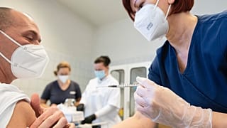 Leszkoven János, a covid-intenzív részleg egyik vezető főorvosa megkapja a koronavírus elleni oltóanyagot egy nyíregyházi szakrendelőben
