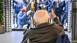 Der Belgier Jos Hermans, 96, nachdem er den COVID-19-Impfstoff im Altenheim Sint Pieter in Puurs, Belgien, erhalten hat, 28.12.20