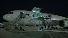 Descarga de las vacunas en el aeropuerto de Barajas