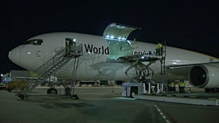Descarga de las vacunas en el aeropuerto de Barajas