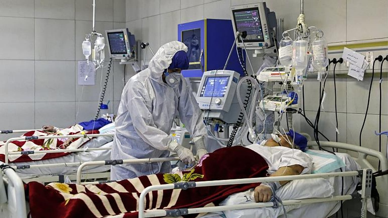 أطباء إيرانيون يفحصون مصابين بكوفيد-19 في إحدى مشافي العاصمة طهران