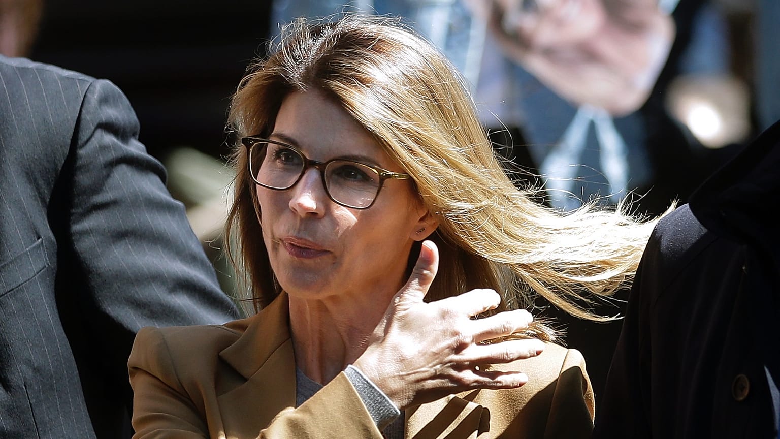 Lori Loughlin megérkezik a bostoni, szövetségi bírósági tárgyalásra, 2019-be