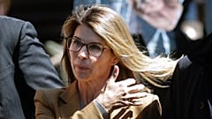 Lori Loughlin megérkezik a bostoni, szövetségi bírósági tárgyalásra, 2019-be
