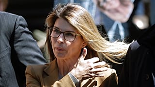 Lori Loughlin megérkezik a bostoni, szövetségi bírósági tárgyalásra, 2019-be