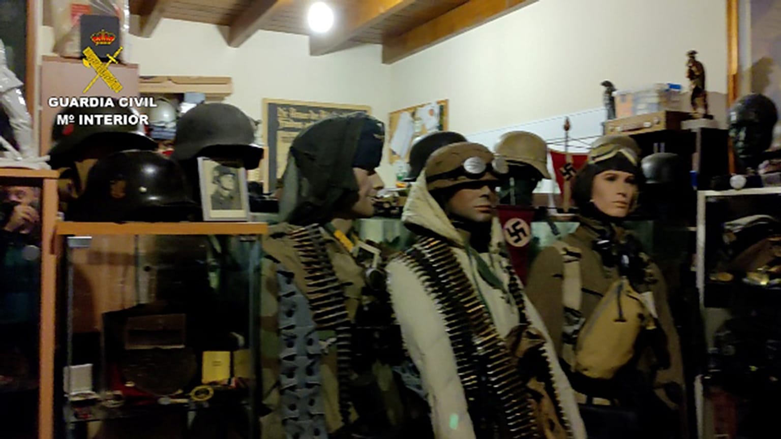 İspanya'nın Malaga kentinde polis, bir silah deposuna düzenlediği baskında Nazi dönemine ait eserler buldu