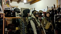 İspanya'nın Malaga kentinde polis, bir silah deposuna düzenlediği baskında Nazi dönemine ait eserler buldu