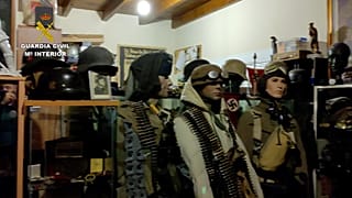 İspanya'nın Malaga kentinde polis, bir silah deposuna düzenlediği baskında Nazi dönemine ait eserler buldu