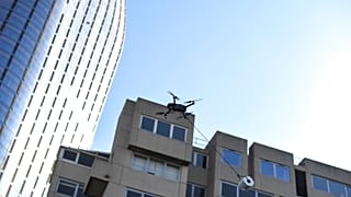 مسيّرة تنقل أوراق مرحاض في لندن 