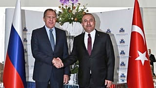 I ministri degli esteri russo e turco Serguei Lavrov e Mevlut Cavusoglu (archivio, 2016)