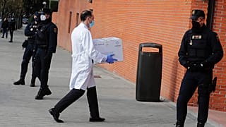 Megérkezik a vakcina egy madridi idősotthonba