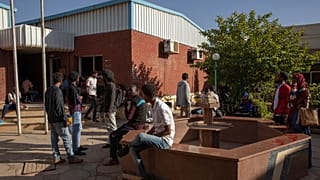 نشطاء سودانيون ينتظرون دورهم للتقاضي في مركز لجنة التحقيق الخاصة بشهداء الثورة في الخرطوم. 2020/01/11