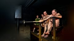 Финны парятся в сауне.