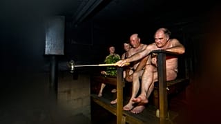 Финны парятся в сауне.