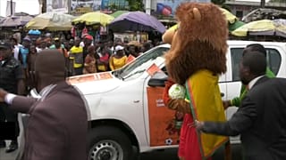 Das Maskottchen zieht durch die Straßen