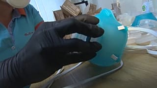 A maszk szűrője cserélhető, maga a váz pedig sterilizálható.