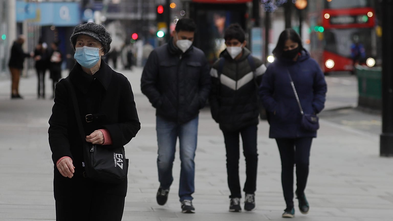 Personas con máscarilla caminan por Oxford Street, en Londres
