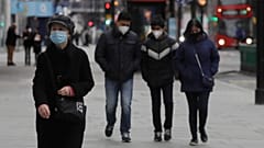 Personas con máscarilla caminan por Oxford Street, en Londres