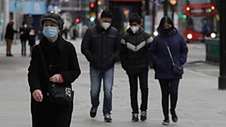 Personas con máscarilla caminan por Oxford Street, en Londres