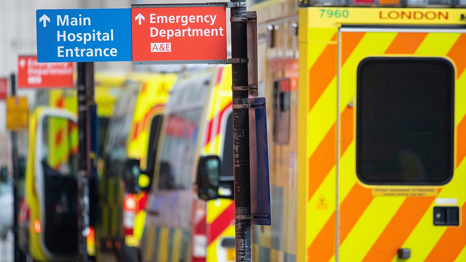 Ambulancias a las puertas del Royal London Hospital de Londres, Reino Unido