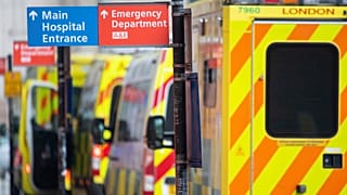 Ambulancias a las puertas del Royal London Hospital de Londres, Reino Unido
