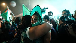 Attiviste pro-aborto commosse a Buenos Aires dopo l'approvazione della nuova legge in Senato