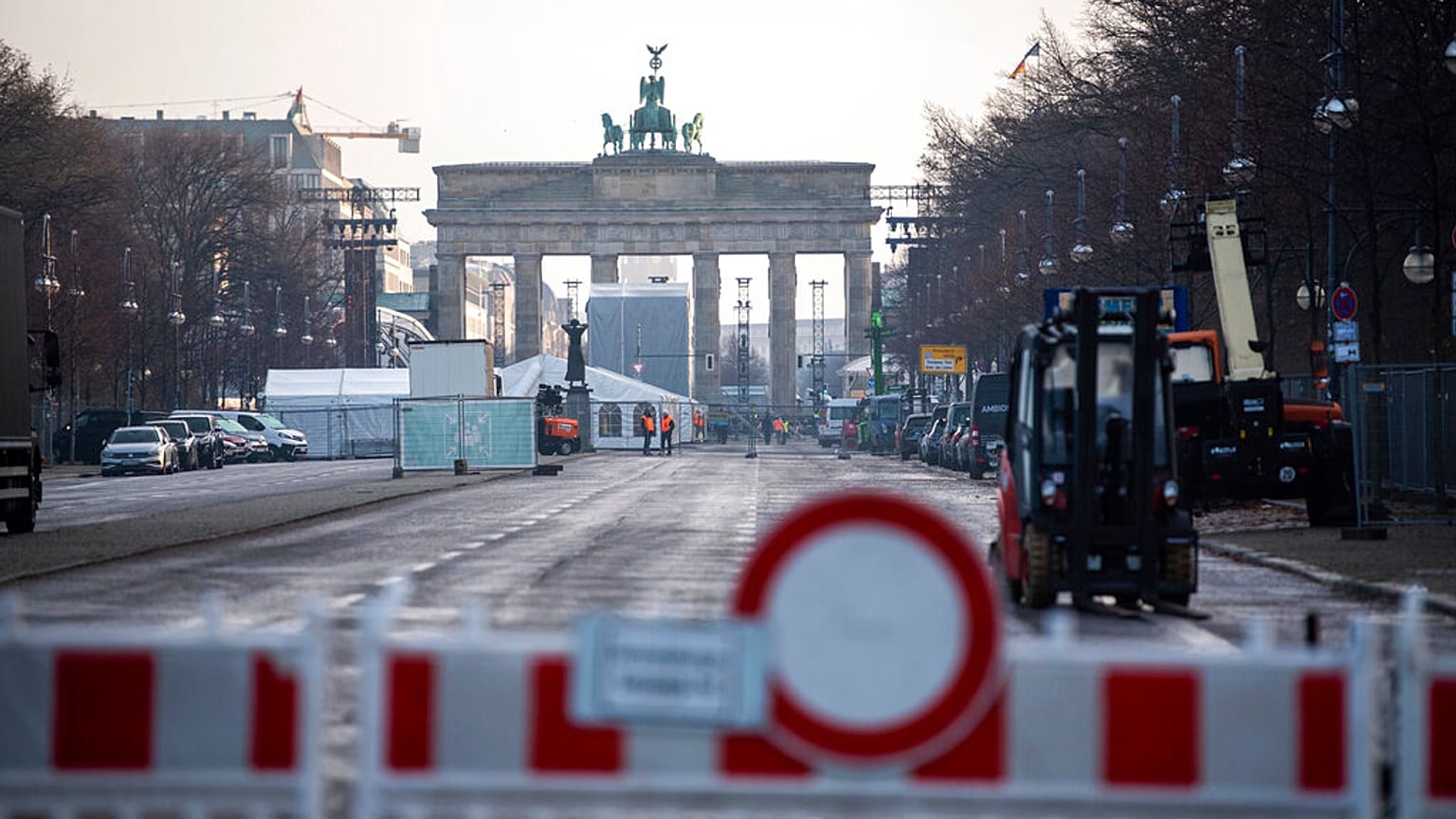 Das Brandenburger Tor in Berlin ist bereits vor Silvester weiträumig abgesperrt