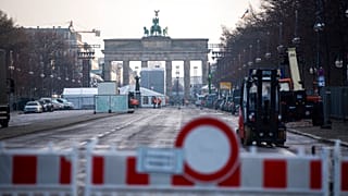 Das Brandenburger Tor in Berlin ist bereits vor Silvester weiträumig abgesperrt