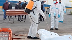جثة مهاجر نقلتها سفينة الإنقاذ الإسبانية "أوبن آرمز" إلى جنوب إيطاليا 