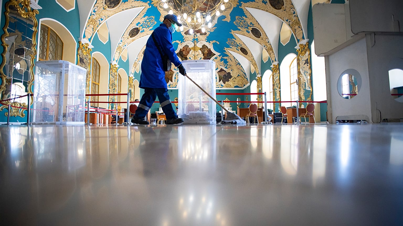 Уборщик на Казанском вокзале в Москве
