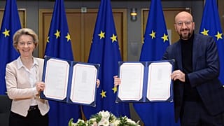 La presidenta de la Comisión Europea, Ursula von der Leyen, izquierda, y el presidente del Consejo Europeo, Charles Michel, firman el acuerdo de Brexit.