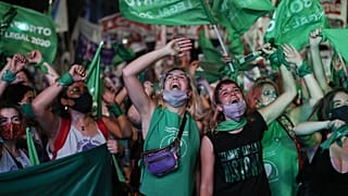 Des militantes pro-avortement laissent éclater leur joie après le vote du Sénat argentin légalisant l'IVG, le 30 décembre 2020 à Buenos Aires